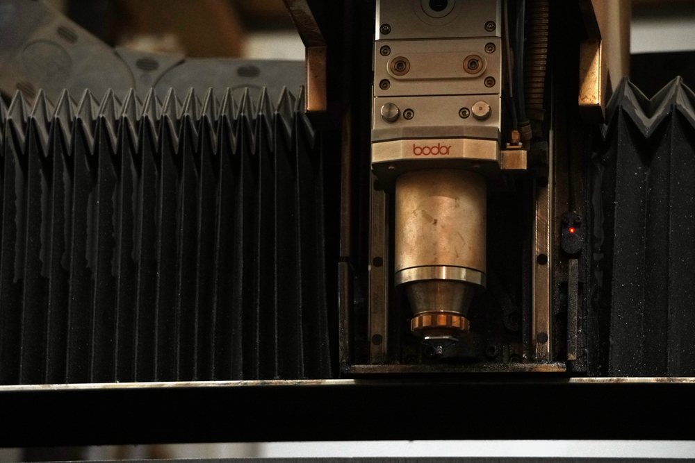Plate laser cutting head